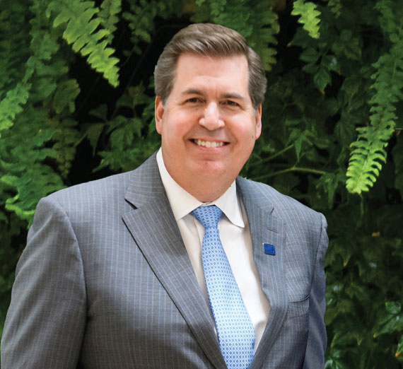 Un grimpeur du programme d’apprentissage en plein air immersif de Gonzaga se tient au sommet des Rocks of Sharon.