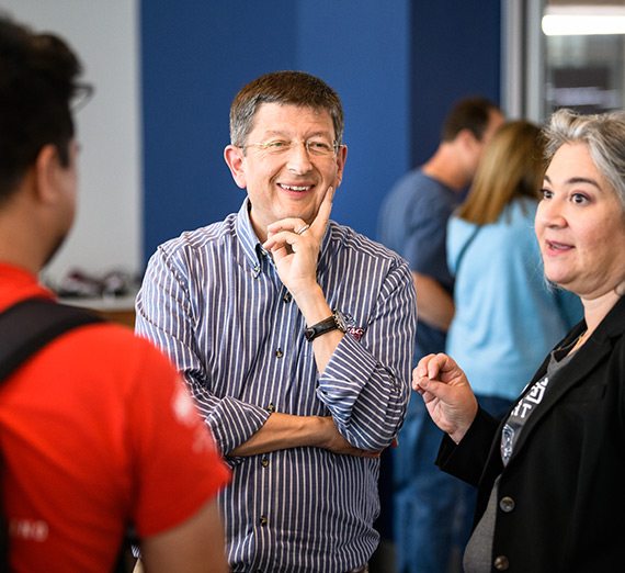 Un grimpeur du programme d’apprentissage en plein air immersif de Gonzaga se tient au sommet des Rocks of Sharon.
